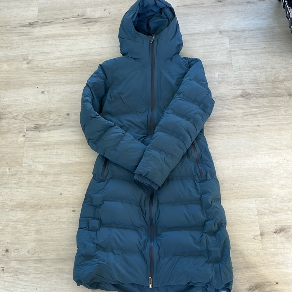 Lululemon Sleet to Street down parka